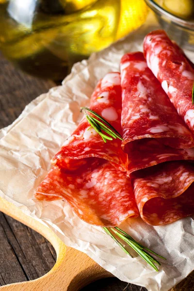 Italiaanse Salami Met Olijven Specerijen Houten Achtergrond — Stockfoto