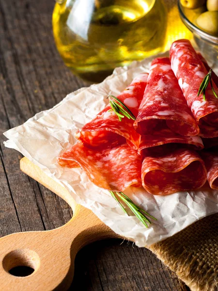 Salami Italiano Con Aceitunas Especias Sobre Fondo Madera — Foto de Stock