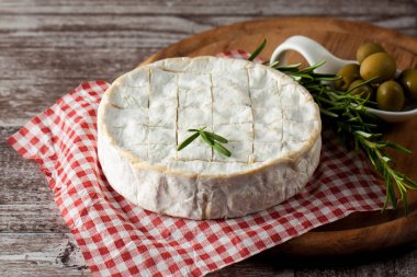 Brie peyniri. Camembert peyniri. Taze Brie peyniri ve tahtadan bir dilim fındık, bal ve yaprakla. İtalyan, Fransız peyniri.