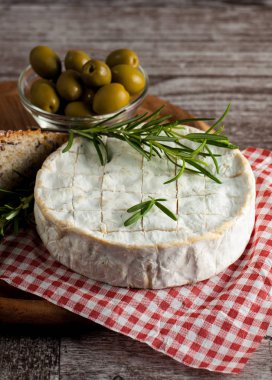 Brie peyniri. Camembert peyniri. Taze Brie peyniri ve tahtadan bir dilim fındık, bal ve yaprakla. İtalyan, Fransız peyniri.