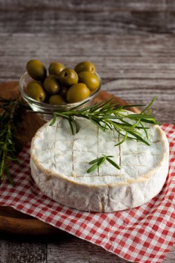 Brie peyniri. Camembert peyniri. Taze Brie peyniri ve tahtadan bir dilim fındık, bal ve yaprakla. İtalyan, Fransız peyniri.