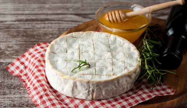 Brie Tipo Queijo Queijo Camembert Queijo Brie Fresco Uma Fatia — Fotografia de Stock