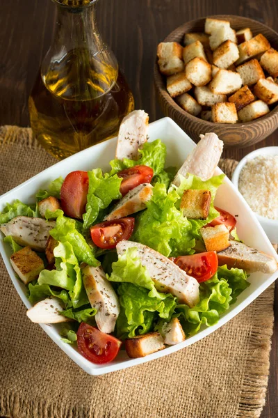 Salada Fresca Feita Tomate Rúcula Peito Frango Ovos Rúcula Biscoitos — Fotografia de Stock