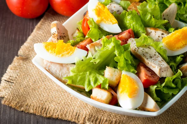 Salada Fresca Feita Tomate Rúcula Peito Frango Ovos Rúcula Biscoitos — Fotografia de Stock