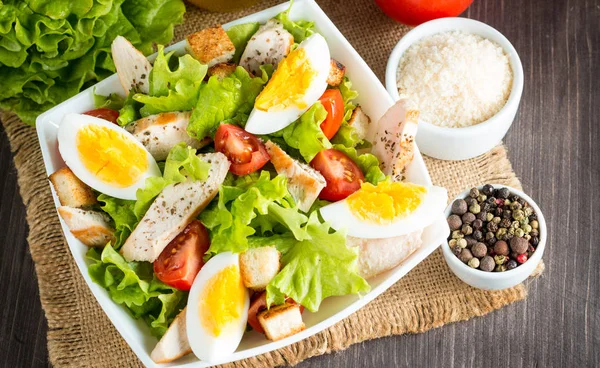 Frischer Salat Aus Tomaten Ruccola Hühnerbrust Eiern Rucola Crackern Und — Stockfoto