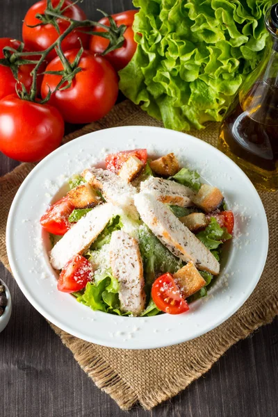 Insalata Fresca Pomodoro Ruccola Petto Pollo Uova Rucola Cracker Spezie — Foto Stock