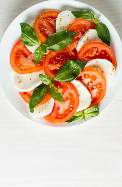 Nahaufnahme Von Caprese Salat Mit Reifen Tomaten Basilikum Und Büffelmozzarella — Stockfoto
