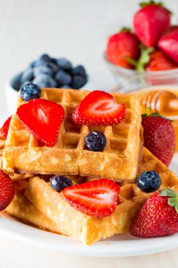 Taze ev yapımı yiyecek fotoğraf berry Belçika Waffle bal, çikolata, çilek, yaban mersini, akçaağaç şurubu ve krem yapılmış. Sağlıklı tatlı kahvaltı konsepti ile suyu. 