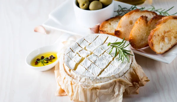 Queijo Camembert Assado Queijo Brie Fresco Uma Fatia Uma Tábua — Fotografia de Stock