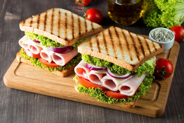 Närbild Foto Club Sandwich Smörgås Med Kött Prosciutto Salami Sallad — Stockfoto
