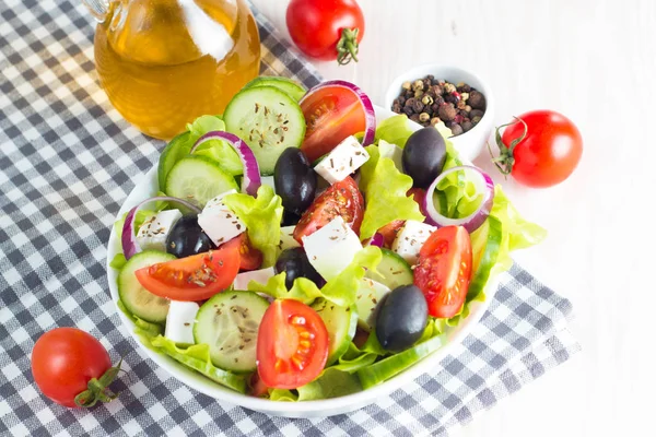 Čerstvý Řecký Salát Cherry Rajčat Rukola Rukola Sýr Feta Olivy — Stock fotografie