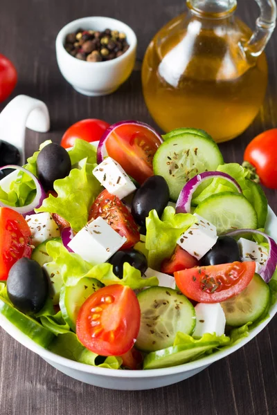 Ensalada Griega Fresca Hecha Tomate Cherry Ruccola Rúcula Feta Aceitunas —  Fotos de Stock