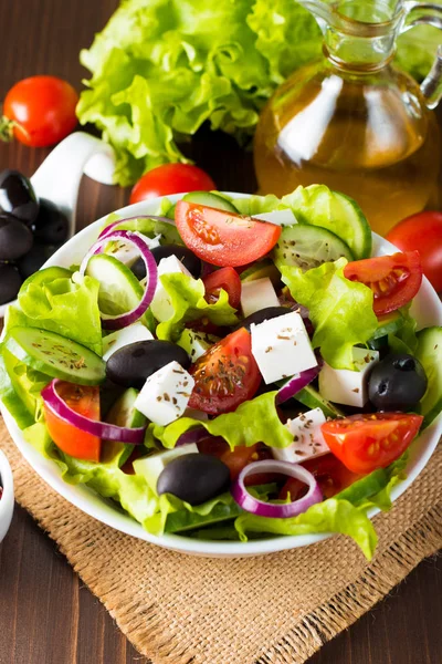 Insalata Greca Fresca Base Pomodorini Ruccola Rucola Feta Olive Cetrioli — Foto Stock