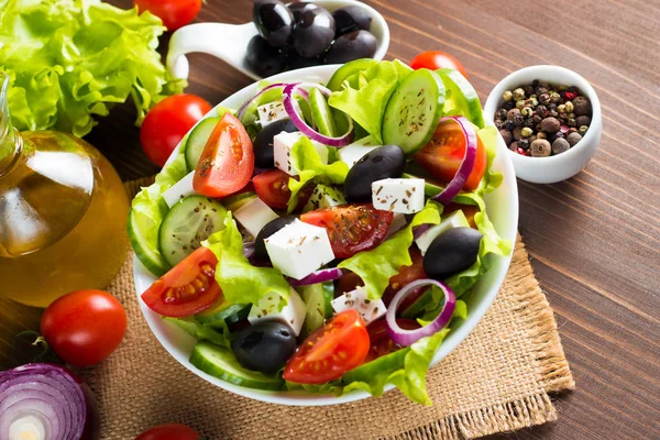 Frisk Grekisk Sallad Gjord Körsbär Tomat Ruccola Rucola Feta Oliver — Stockfoto