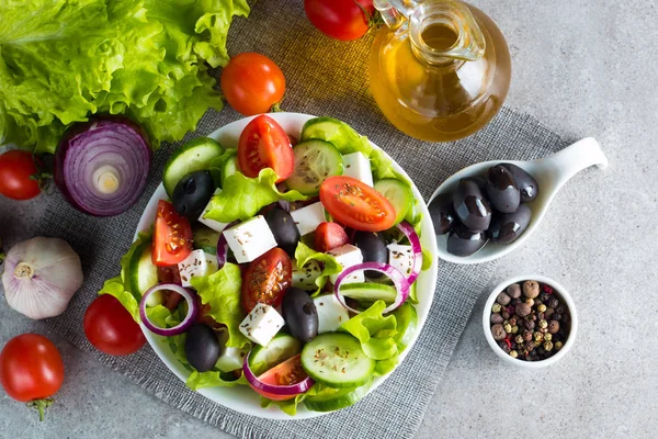 Świeża Sałatka Grecka Pomidorów Cherry Ruccola Rukola Feta Oliwki Ogórkami — Zdjęcie stockowe