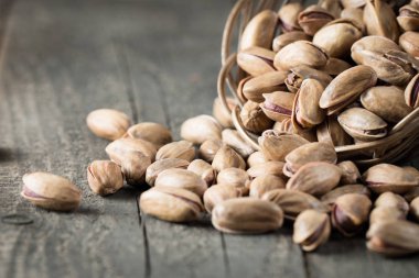 Ahşap arka plan üzerinde sağlıklı karışımı fındık. Badem, fındık, kaju fıstığı, fıstık, Antep fıstığı, Brezilya fındık