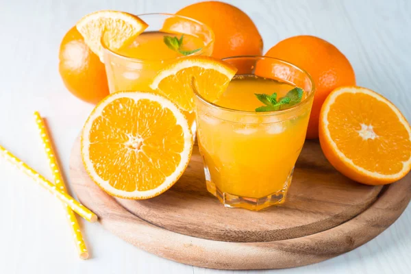 Närbild Ett Glas Apelsinjuice Med Apelsiner Frukter Trä Och Sten — Stockfoto