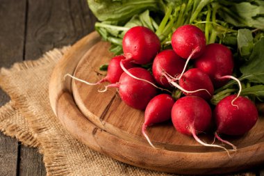 Ahşap rustik arka planda turp taze demet