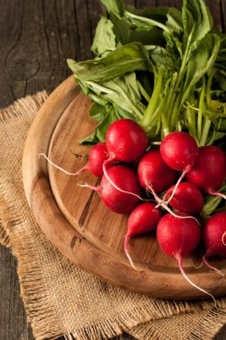 Ahşap rustik arka planda turp taze demet