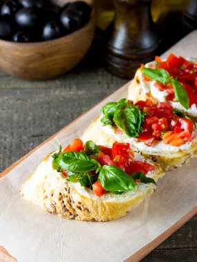 Domates ve peynirli taze yapılmış bruschetta. İtalyan tapas antipasti sebzeler, otlar ve ızgara ciabatta ve baget ekmek üzerine. Sandviç.
