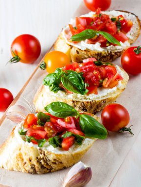 Domates ve peynirli taze yapılmış bruschetta. İtalyan tapas antipasti sebzeler, otlar ve ızgara ciabatta ve baget ekmek üzerine. Sandviç.