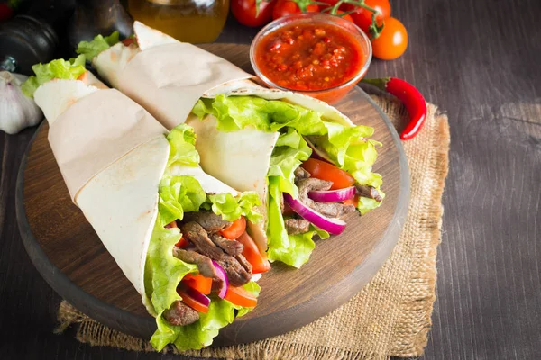 Foto Sándwich Mexicano Burrito Fajita Tacos Envoltura Tortilla Carne Res —  Fotos de Stock