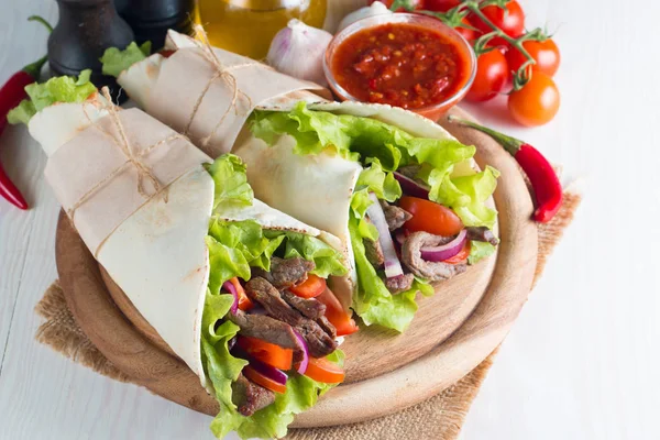 Foto Sándwich Mexicano Burrito Fajita Tacos Envoltura Tortilla Carne Res —  Fotos de Stock