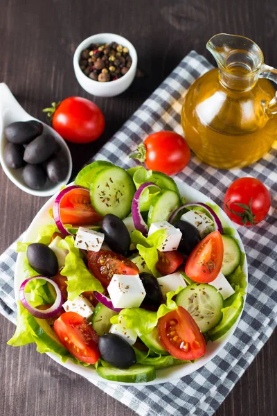 Świeża Sałatka Grecka Pomidorów Cherry Ruccola Rukola Feta Oliwki Ogórkami — Zdjęcie stockowe