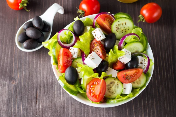 Ensalada Griega Fresca Hecha Tomate Cherry Ruccola Rúcula Feta Aceitunas —  Fotos de Stock