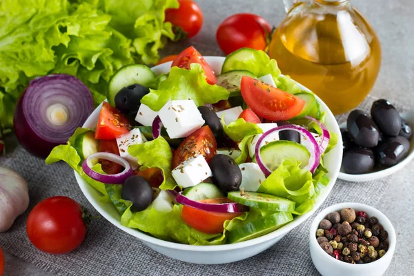 Frischer Griechischer Salat Aus Kirschtomaten Ruccola Rucola Feta Oliven Gurken — Stockfoto