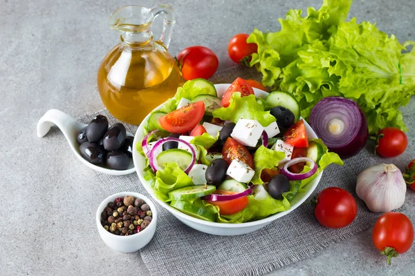 Frischer Griechischer Salat Aus Kirschtomaten Ruccola Rucola Feta Oliven Gurken — Stockfoto