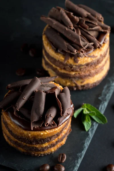 Gâteaux Chocolat Sur Panneau Noir Avec Menthe Grains Café Sur — Photo