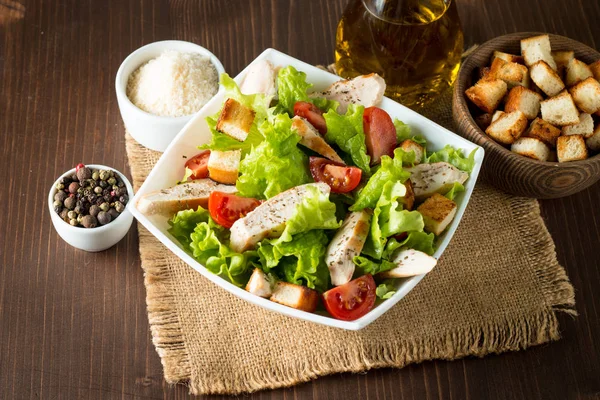 Salade Fraîche Base Tomate Ruccola Poitrine Poulet Œufs Roquette Craquelins — Photo