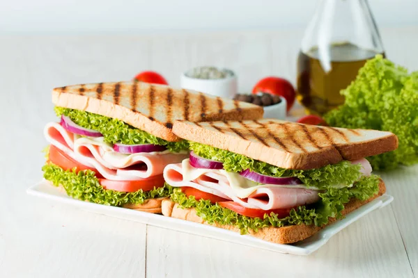 Nahaufnahme Eines Club Sandwich Sandwich Mit Fleisch Schinken Salami Salat — Stockfoto