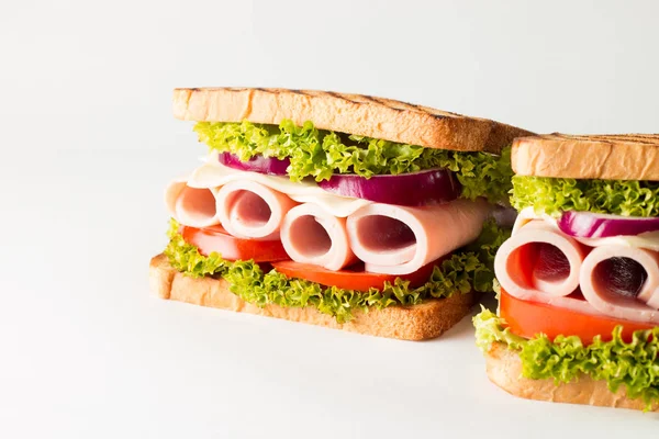 Крупный План Клубного Сэндвича Сэндвич Мясом Прошутто Салями Салатом Овощами — стоковое фото