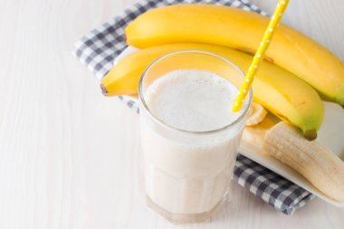 Taze yapılmış çikolata muz Smoothie ahşap bir masa üzerinde. Seçici odak. Bademli muzlu süt. Protein diyeti. Sağlıklı yiyecek ve içecek konsepti.