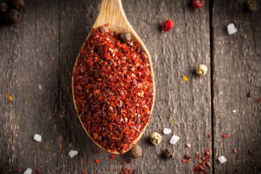 Tahta kaşık içinde baharatlar. Otlar. Köri, safran, zerdeçal, biberiye, tarçın, sarımsak, biber, anason ahşap rustik arka plan üzerinde. Baharatlar ve otlar topluluğu. Tuz, kırmızı biber. Uzay kopyalayın. Üstten görünüm. Afiş. Düz yatıyordu.