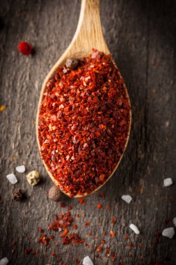 Tahta kaşık içinde baharatlar. Otlar. Köri, safran, zerdeçal, biberiye, tarçın, sarımsak, biber, anason ahşap rustik arka plan üzerinde. Baharatlar ve otlar topluluğu. Tuz, kırmızı biber. Uzay kopyalayın. Üstten görünüm. Afiş. Düz yatıyordu.