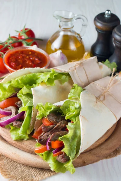 Foto Von Mexikanischen Sandwich Essen Burrito Fajita Tacos Wrap Aus — Stockfoto