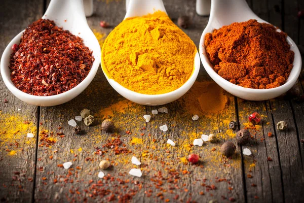 Fűszerek Fakanállal Gyógynövények Curry Sáfrány Kurkuma Rozmaring Fahéj Fokhagyma Paprika — Stock Fotó