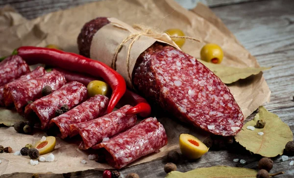 Salami Italien Aux Olives Épices Sur Fond Bois — Photo