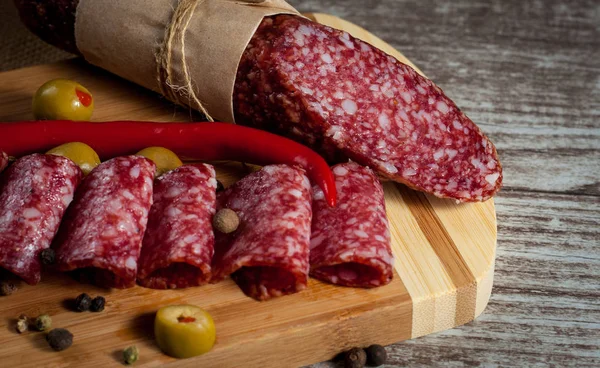 Salami Italiano Con Aceitunas Especias Sobre Fondo Madera — Foto de Stock