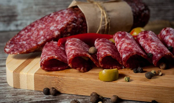 Salami Italiano Con Aceitunas Especias Sobre Fondo Madera — Foto de Stock