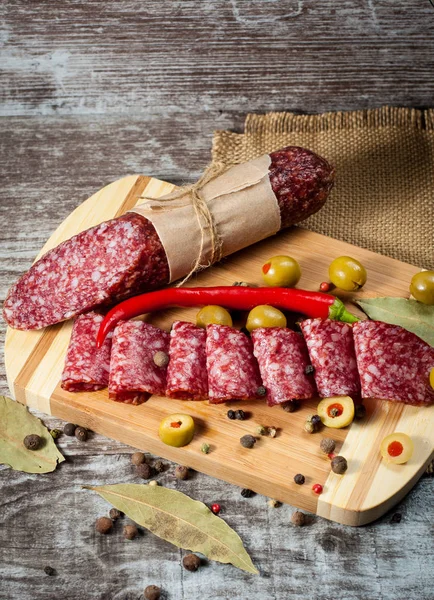 Salame Italiano Con Olive Spezie Fondo Legno — Foto Stock