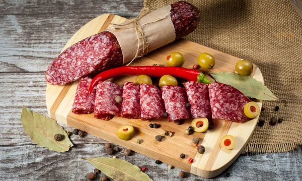 Salame Italiano Con Olive Spezie Fondo Legno — Foto Stock