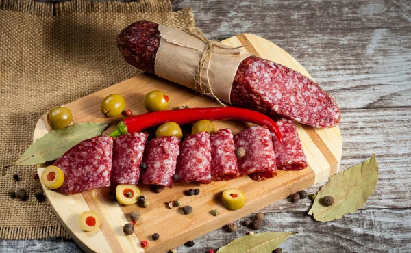 Salame Italiano Con Olive Spezie Fondo Legno — Foto Stock