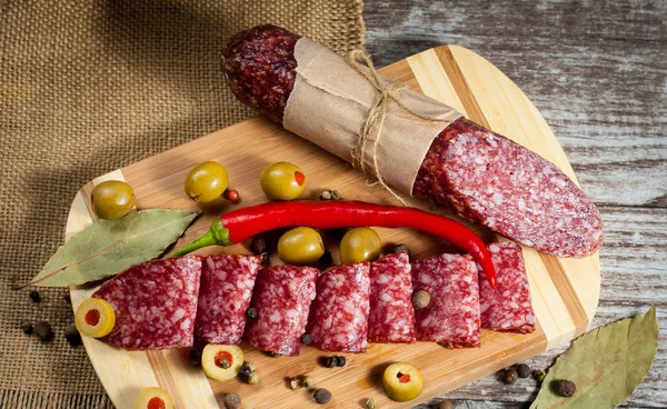 Salame Italiano Con Olive Spezie Fondo Legno — Foto Stock