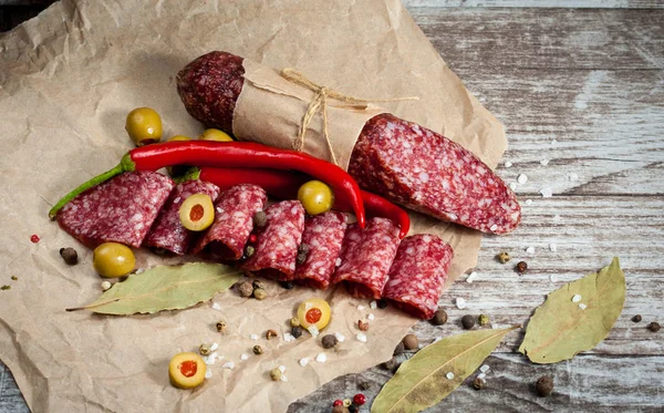 Salami Italien Aux Olives Épices Sur Fond Bois — Photo