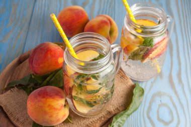 Ev yapımı limonata olgun şeftali ve soğuk taze nane. Şeftali çay bir kavanoz. Serinletici su.