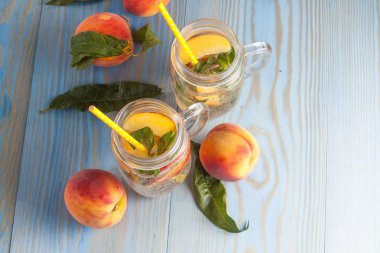 Ev yapımı limonata olgun şeftali ve soğuk taze nane. Şeftali çay bir kavanoz. Serinletici su.